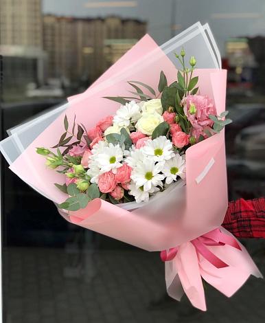 Букет цветов из: Розы, Лизиантусы и Хризантемы в Зарубино